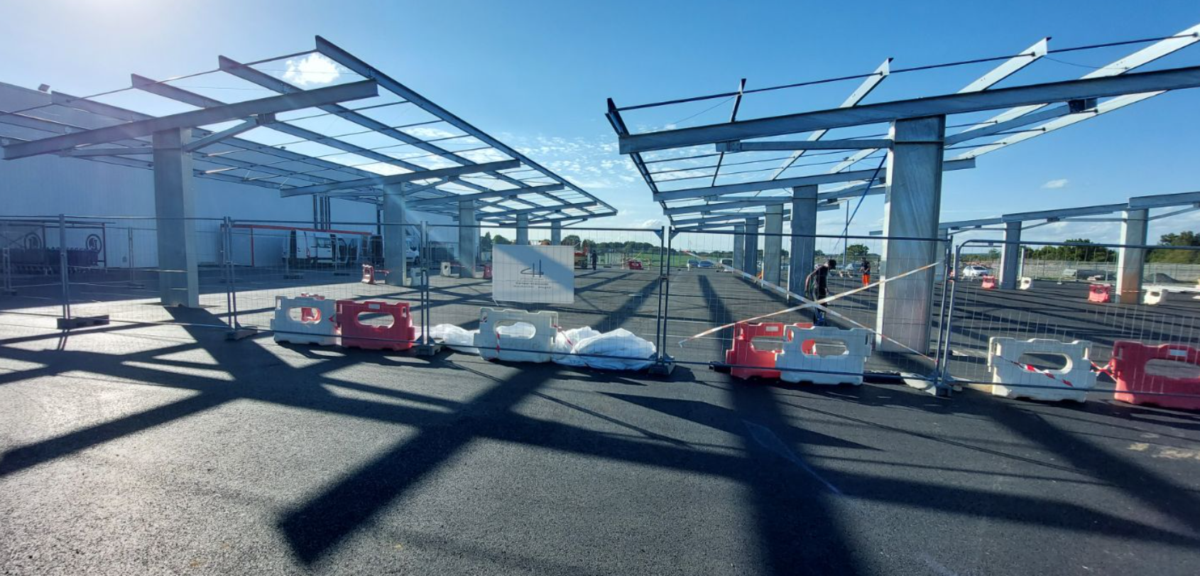 ombriere-solaire-parking-chantier Ombrière de parking en construction